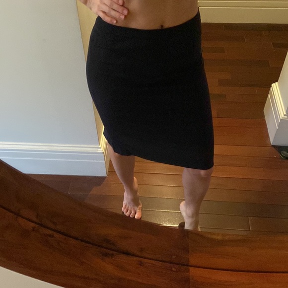 Black stretch wool Armani skirt with pleat details in the back - Picture 2 of 6